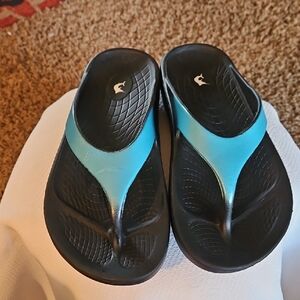 Reel Legends Black and Blue Flip Flops Oofos Design Women's Sz 8